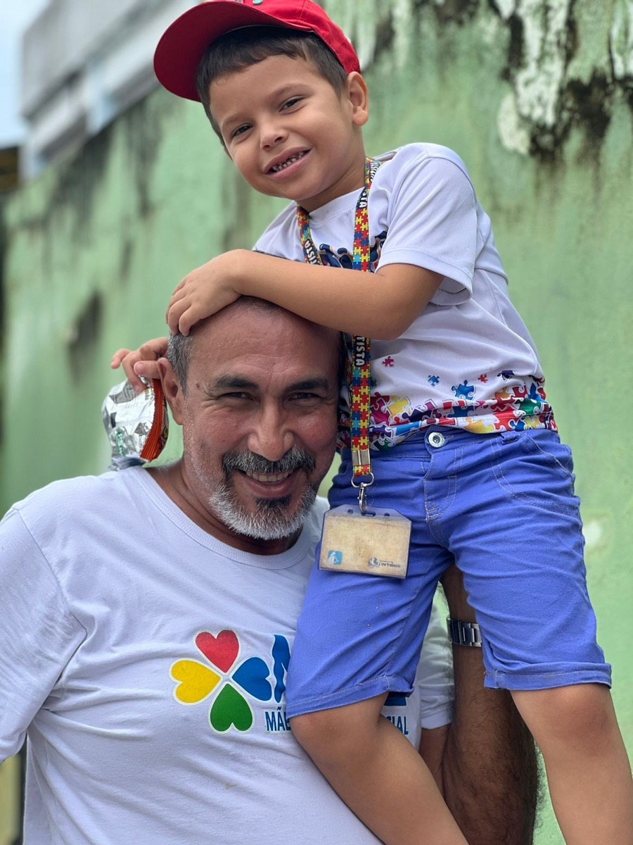 Fundador do Espaço Terapêutico Kids MAE com uma criança atendida pelo projeto